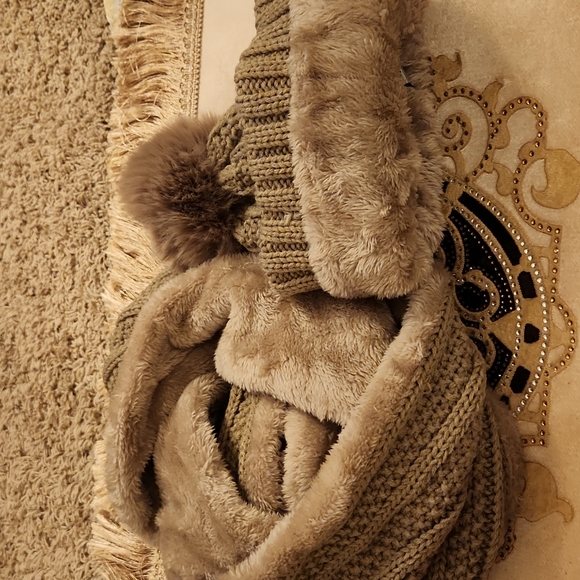 NEW UGG INFINITY SCARF AND HAT SETS - Picture 4 of 4